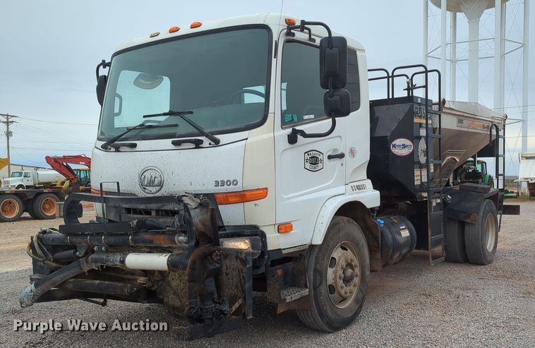 2011 UD Nissan 3300  pothole patcher truck - OL9102