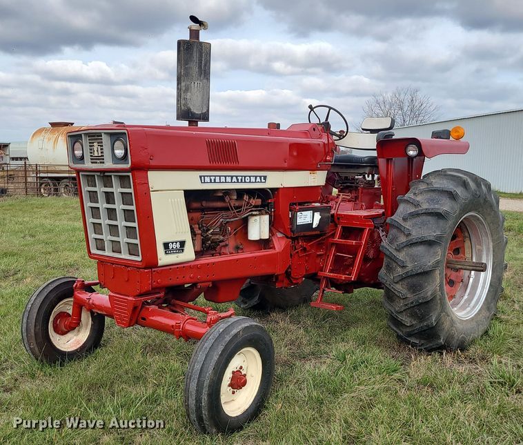 International Farmall 966  tractor - DK4130