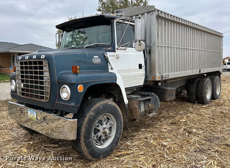 1980 Ford 9000  grain truck - DQ1004