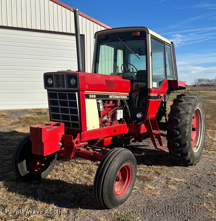 International 986  tractor - DW2910