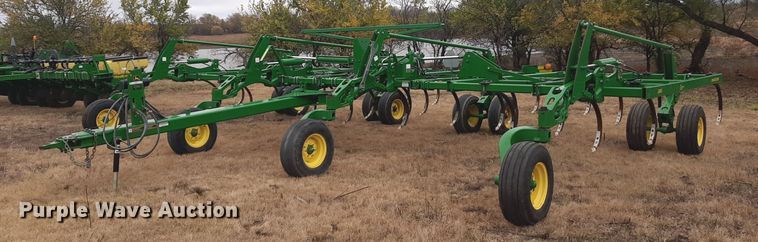 John Deere 2410  chisel - OF9571