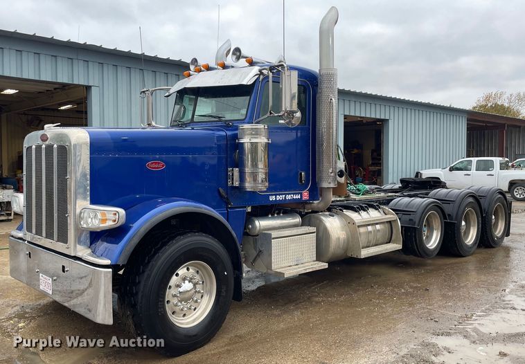 2013 Peterbilt 388  semi truck - JE9413