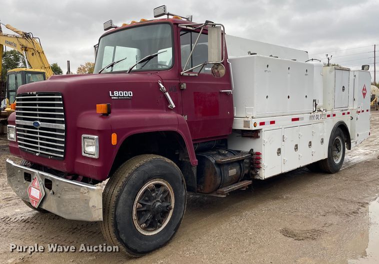1990 Ford L8000  fuel / lube truck - JE9416
