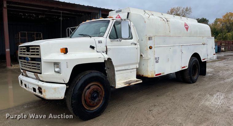 1987 Ford F7000  fuel truck - JE9422