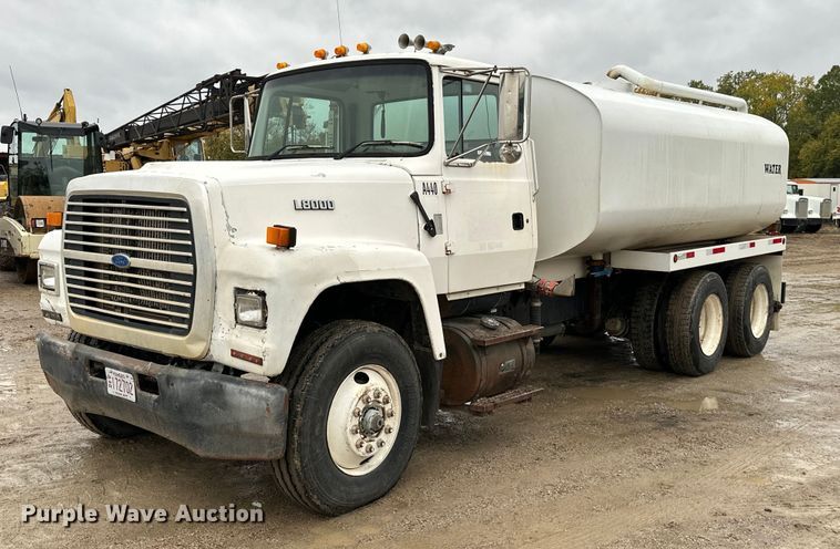 1995 Ford L8000  water truck - JE9428