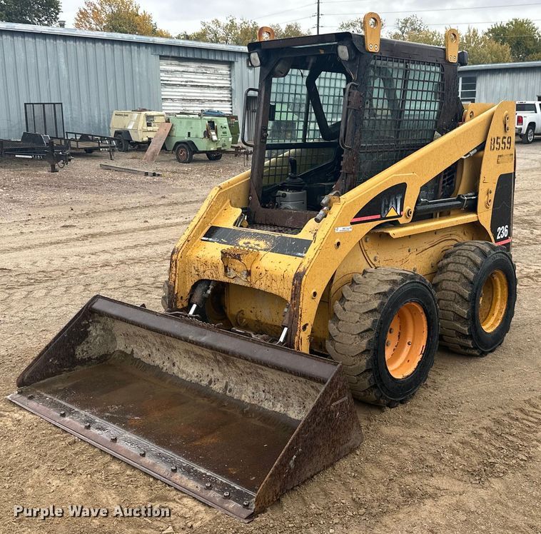 2001 Caterpillar 236  skid steer loader - JE9475