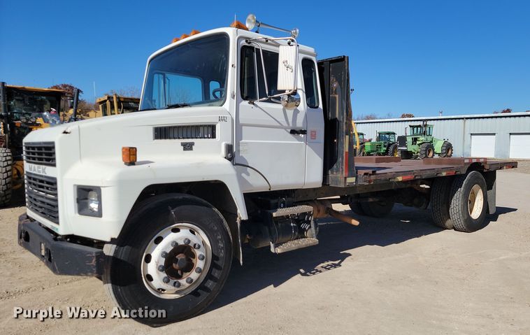1995 Mack CS  flatbed truck - LD9041