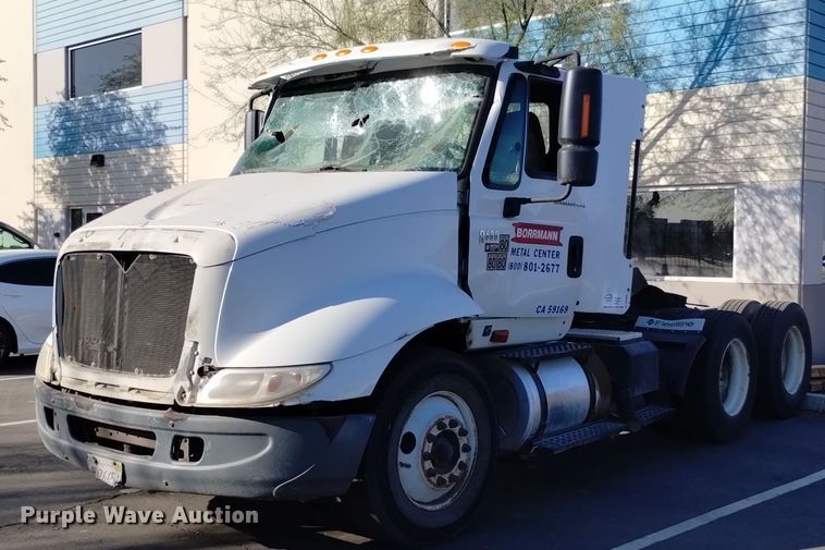 2003 International 8600  semi truck - DK8860