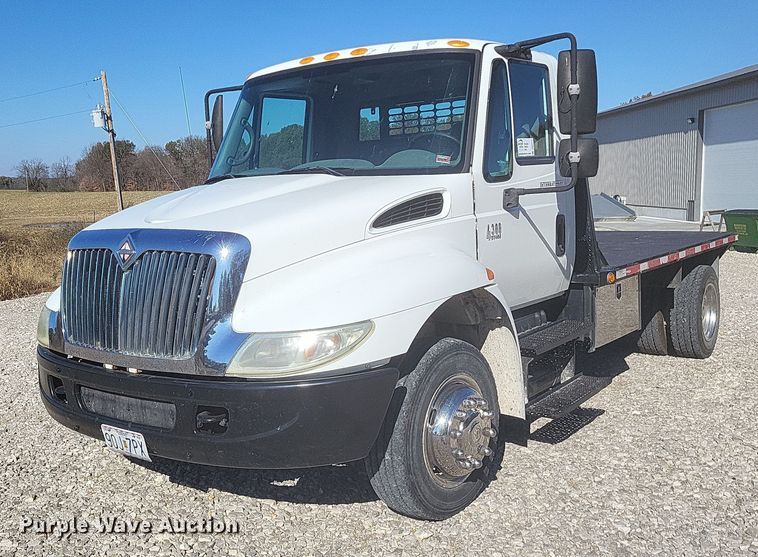2002 International 4300  flatbed truck - DO4711