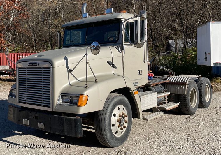2000 Freightliner FLD112  semi truck - DP0230