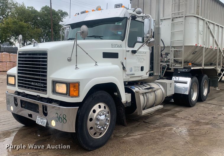 2013 Mack CHU613  semi truck - DP8727