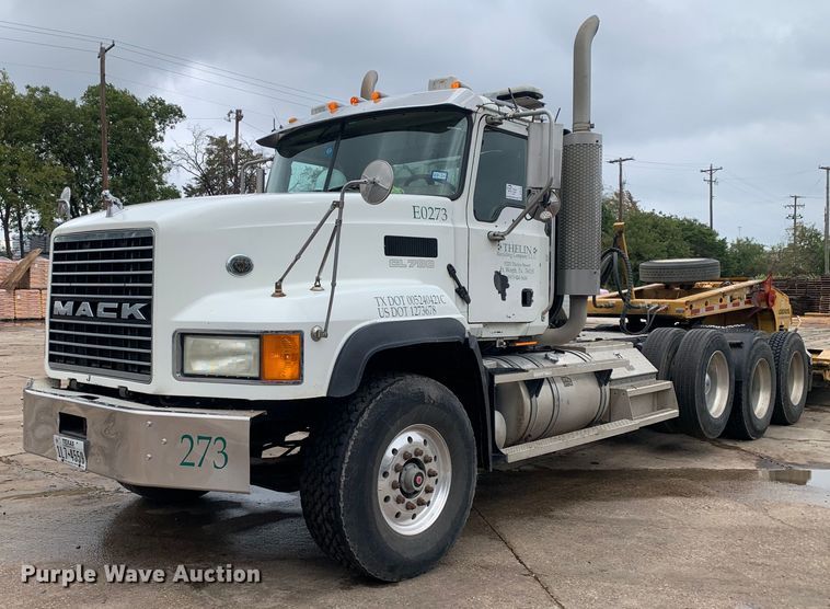 2007 Mack CL733  semi truck - DP8728