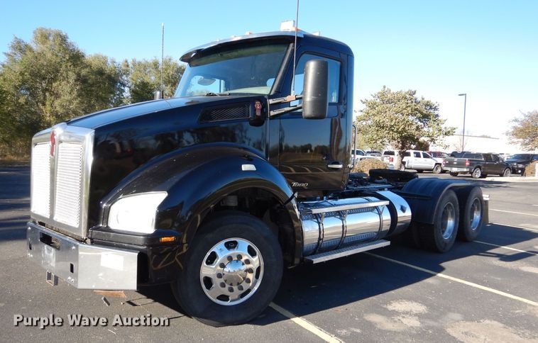 2016 Kenworth T880  semi truck - DR5876