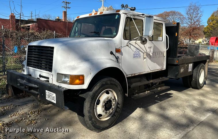 2000 International 4900  Crew Cab flatbed truck - DW2932
