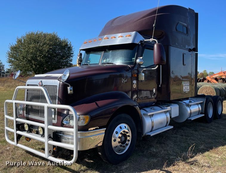 2001 International 9400i  semi truck - LV9189