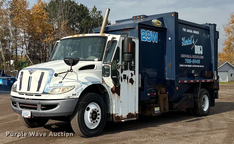 2005 International 4400  refuse truck - MQ9518