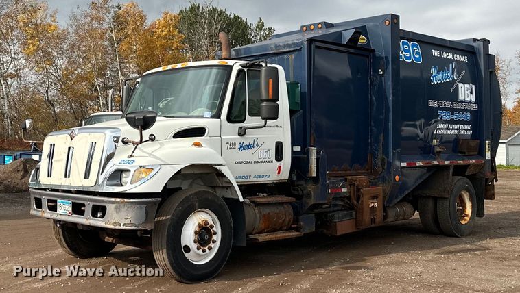 2006 International 7400  refuse truck - MQ9520