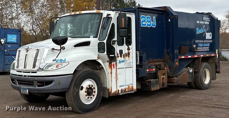 2007 International 7400  refuse truck - MQ9521