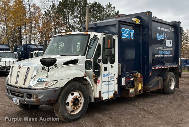 2004 International 4400  refuse truck - MQ9522