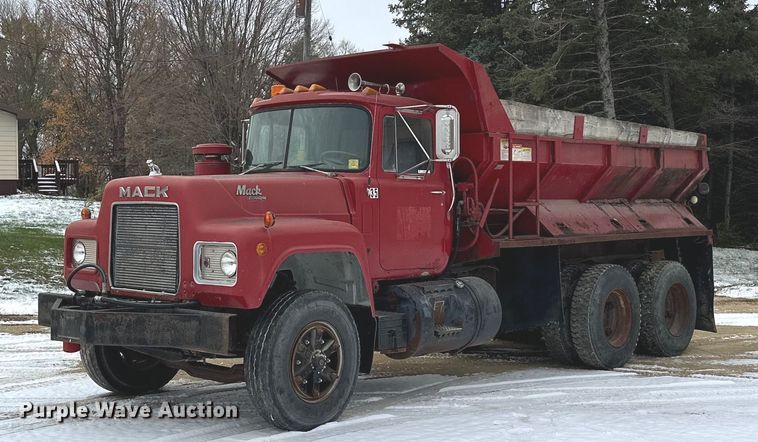 1984 Mack R686ST  spreader truck - MQ9528