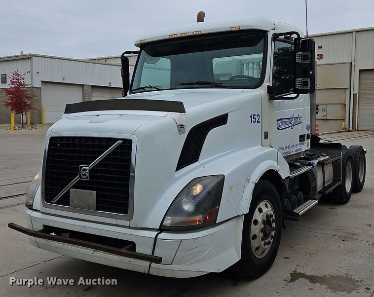 2013 Volvo VNL  semi truck - NZ9040