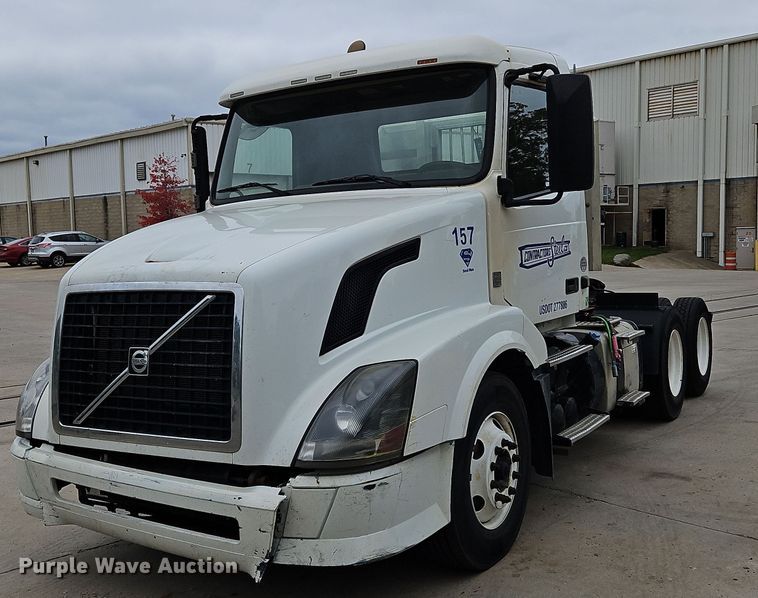 2014 Volvo VNL  semi truck - NZ9042
