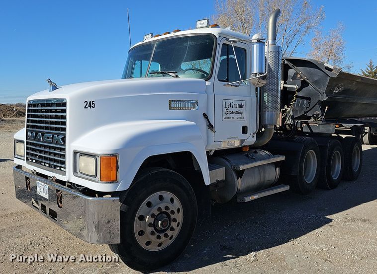 1996 Mack CH613 semi truck - IO9752