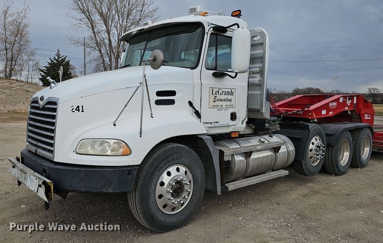 2001 Mack CX613 Vision semi truck - IO9758