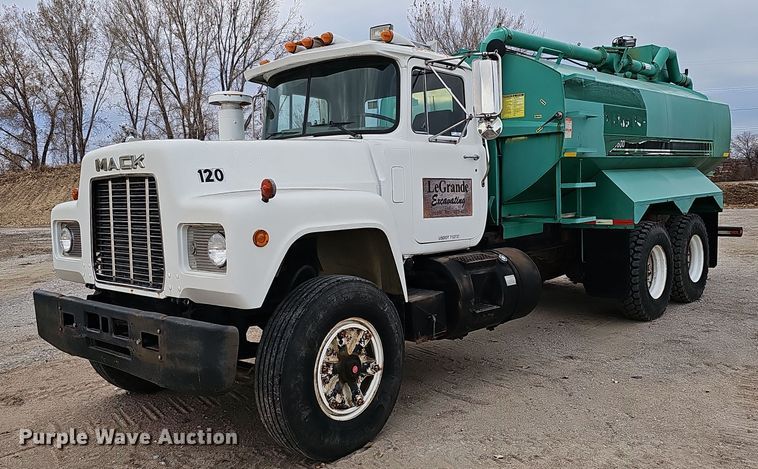 1990 Mack RD690S water truck - IO9759