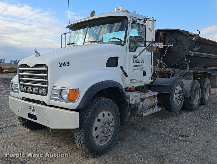 2007 Mack CV713 Granite semi truck - IO9769
