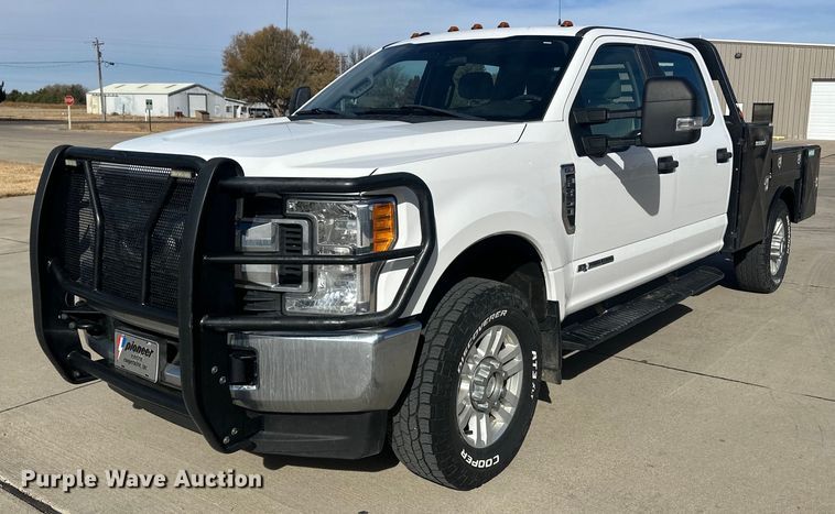 2017 Ford F350 Super Duty  Crew Cab flatbed pickup truck - IU9101
