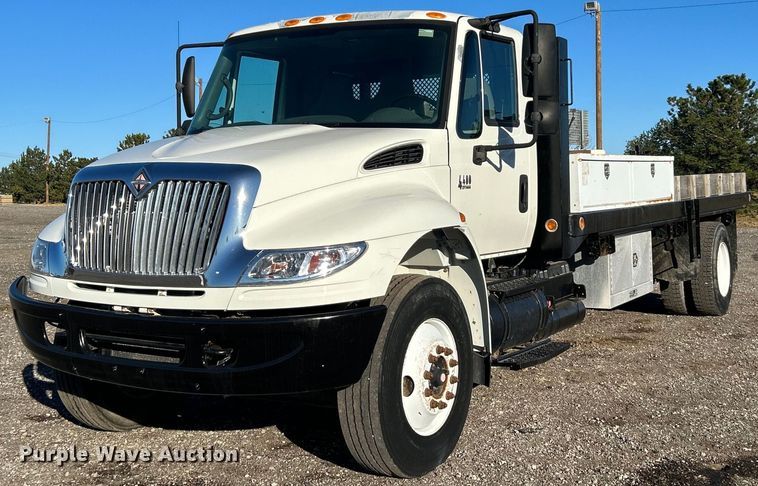 2005 International 4400  flatbed truck - JW9215