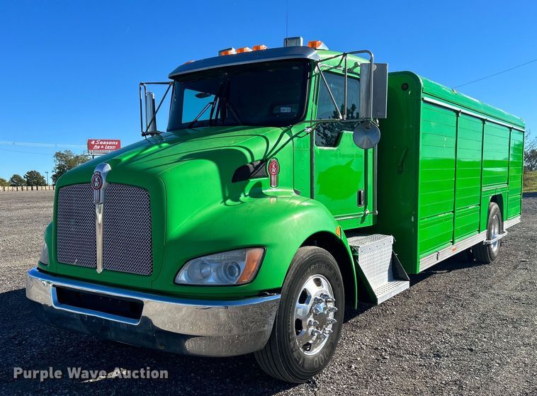 2011 Kenworth T370  delivery truck - KH9537