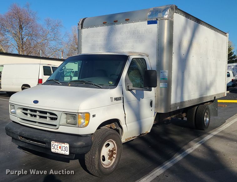 2002 Ford E350 Super Duty  box truck - LJ9378