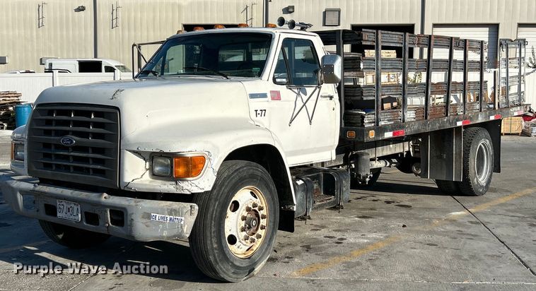 1995 Ford F800  flatbed truck - NR9389