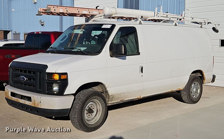 2013 Ford E250 Super Duty  van - DN7103