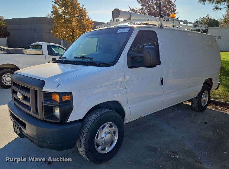 2014 Ford E250 Super Duty  van - DN7104