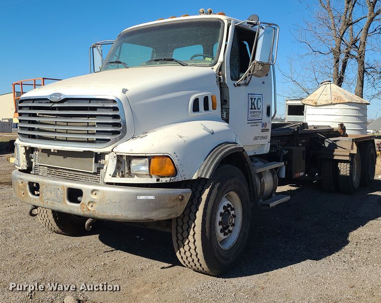 2006 Sterling LT9500  hook lift truck - LJ9361