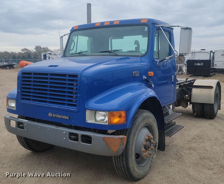 1998 Internatioal 4700  hook lift truck - LV9350