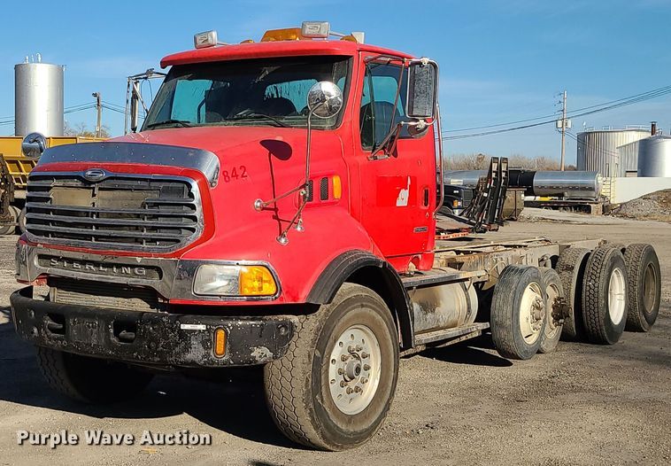 2004 Sterling  truck cab and chassis - MJ9520