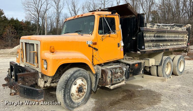 2002 International 2554 dump truck - NM9001