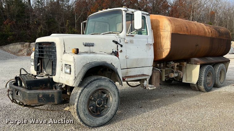 1982 Ford L8000 water truck - NM9002