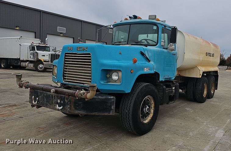 1992 Mack DM690S  water truck - NP9103