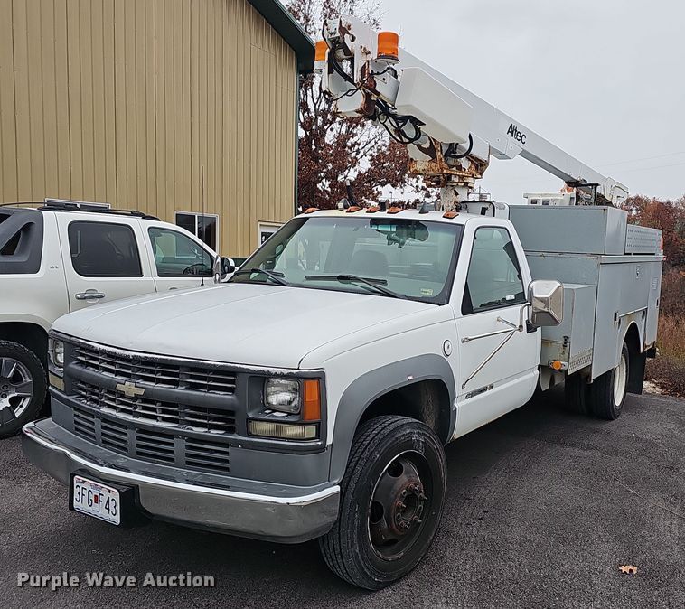2002 Chevrolet Silverado 3500HD  bucket truck - NP9123