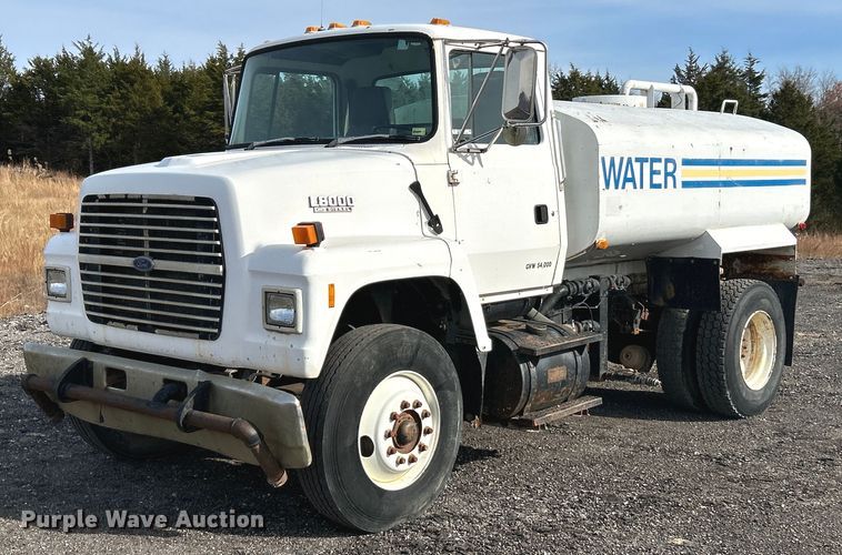 1991 Ford L8000  water truck - NR9418