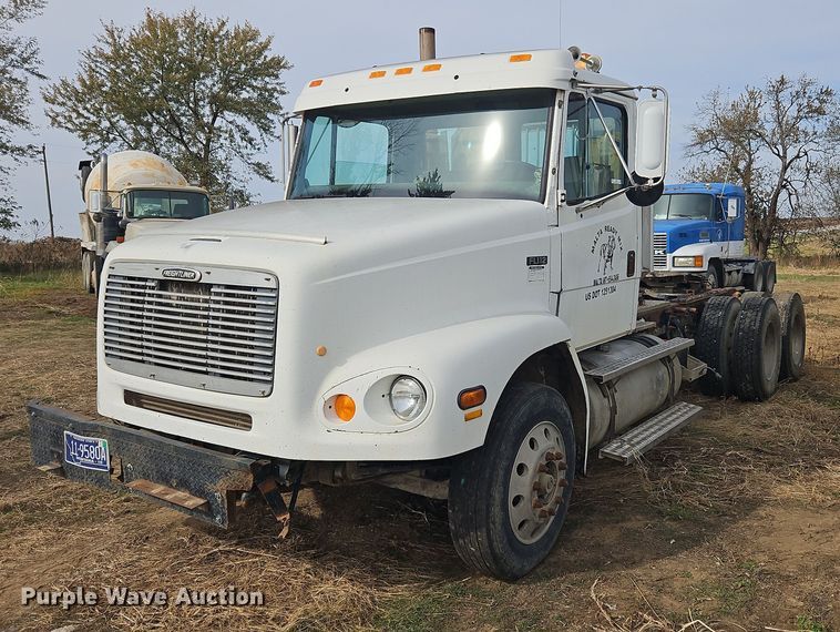 2001 Freightliner FL112  semi truck - NZ9050