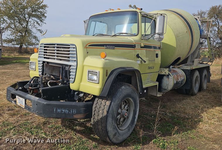 1995 Ford L9000  ready mix truck - NZ9051