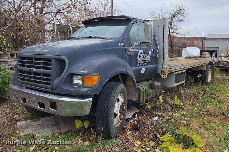 2001 Ford F650 Super Duty  flatbed truck - OJ9700