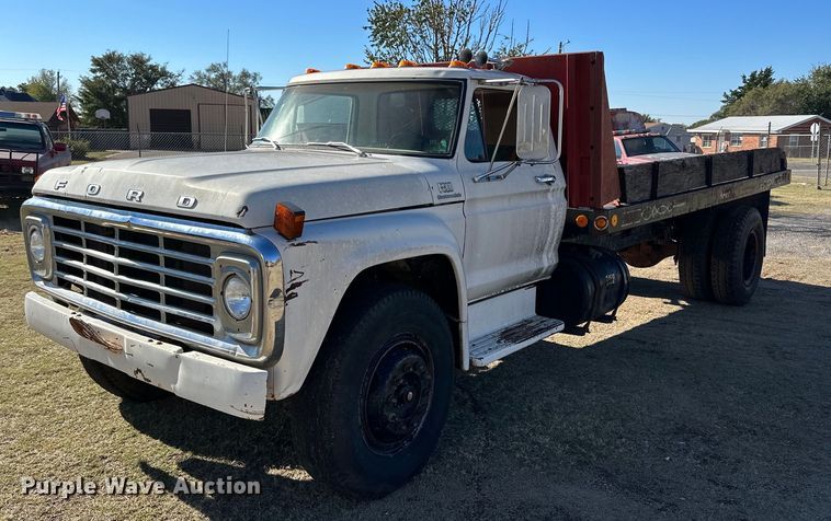 1977 Ford F800  dump flatbed truck - DQ1499
