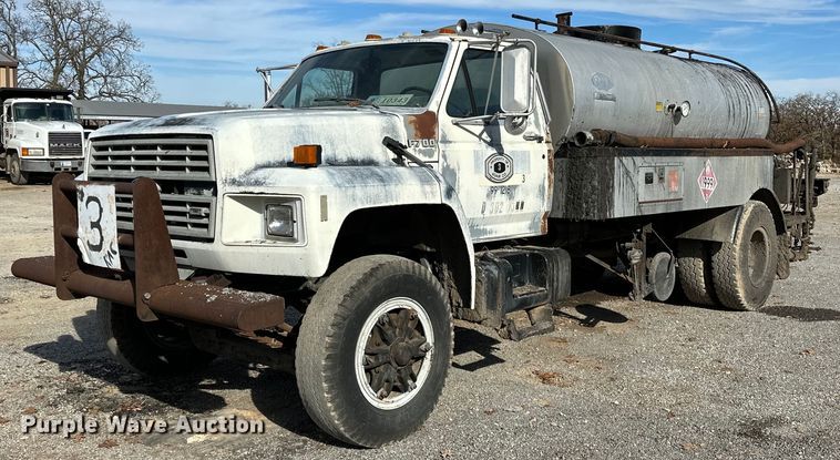 1993 Ford F700  oil distributor truck - LK9609